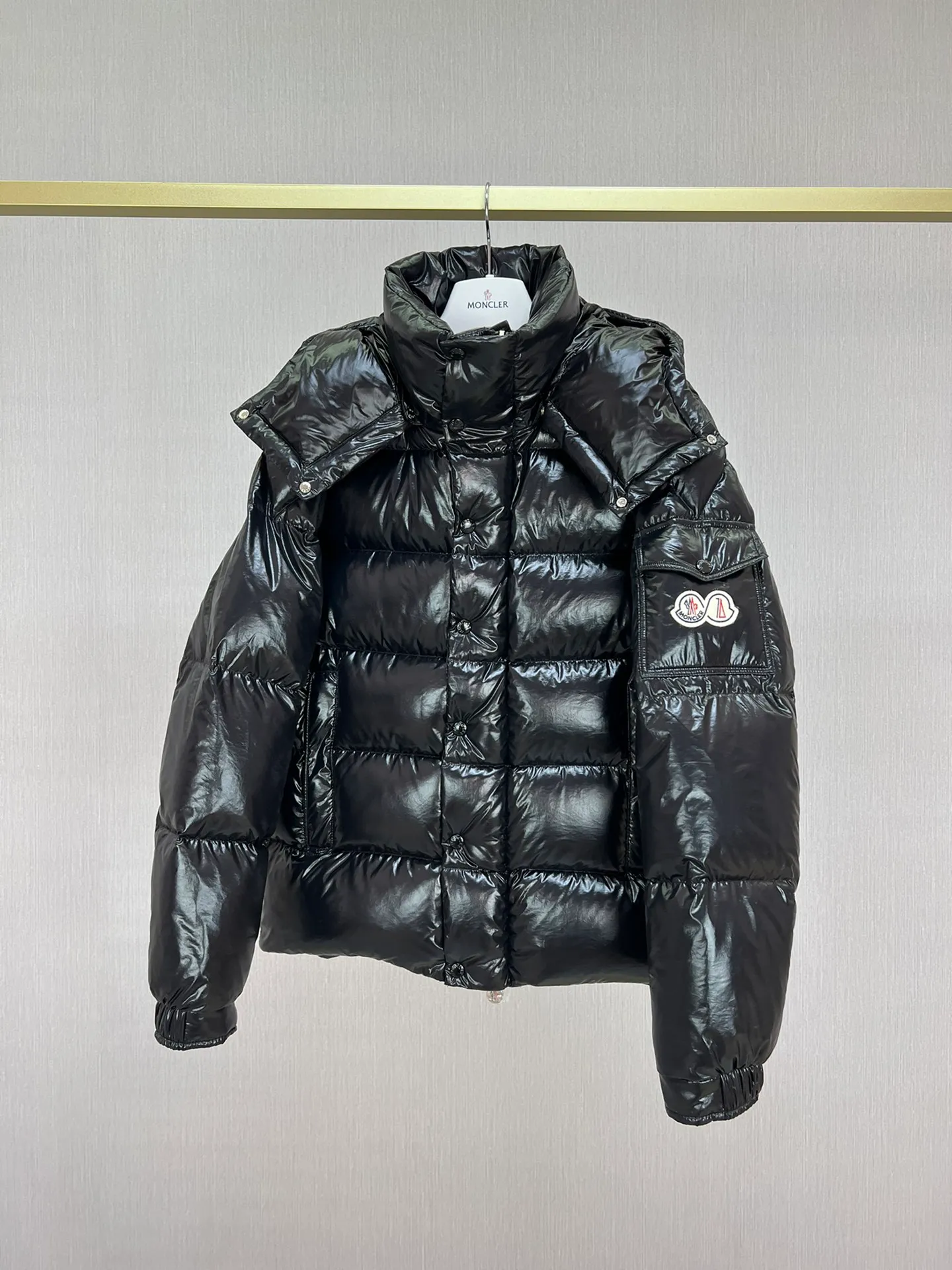P390 Moncler/ 2026 70 、 。 DNA ， ， 。 Classic ， 、 。 Classic 70 。 Quality， 90 ，Premium Quality ， ，Black ！ Sizes M-3XL